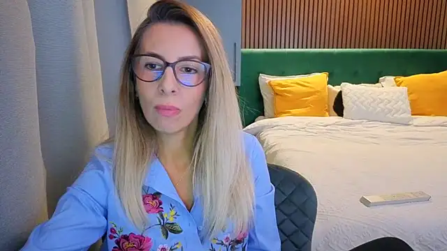 Snapshot of SukyGirl chatting on 09.30.25 SukyGirl online show from 09.30.25