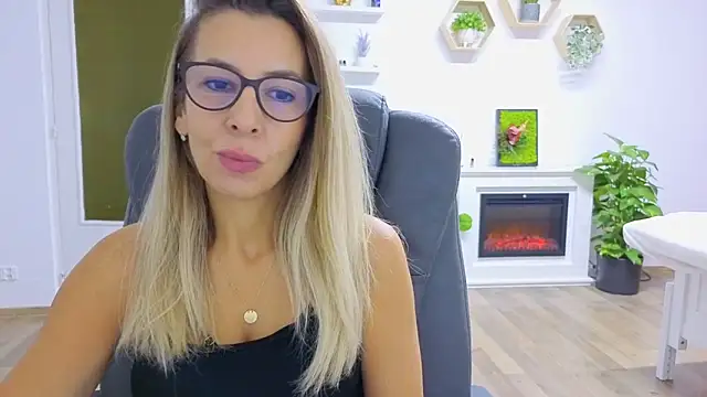 Snapshot of SukyGirl chatting on 10.07.25 SukyGirl online show from 10.07.25