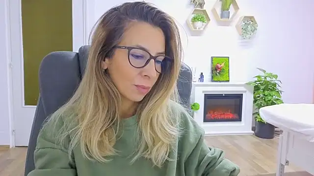 Snapshot of SukyGirl chatting on 10.13.25 SukyGirl online show from 10.13.25