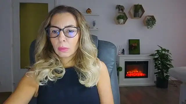 Snapshot of SukyGirl chatting on 10.16.25 SukyGirl online show from 10.16.25