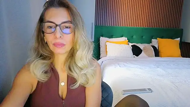 Snapshot of SukyGirl chatting on 10.17.25 SukyGirl online show from 10.17.25