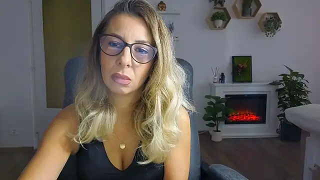 Snapshot of SukyGirl chatting on 10.20.25 SukyGirl online show from 10.20.25