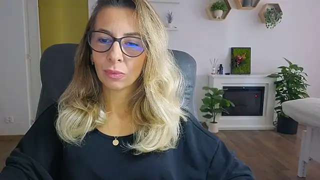 Snapshot of SukyGirl chatting on 10.21.25 SukyGirl online show from 10.21.25