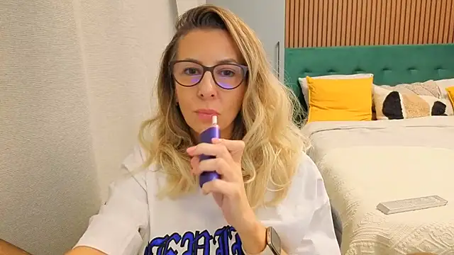 Snapshot of SukyGirl chatting on 10.22.25 SukyGirl online show from 10.22.25