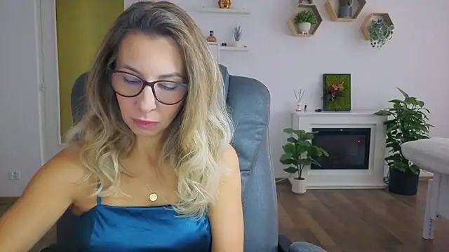 Snapshot of SukyGirl chatting on 10.23.25 SukyGirl online show from 10.23.25