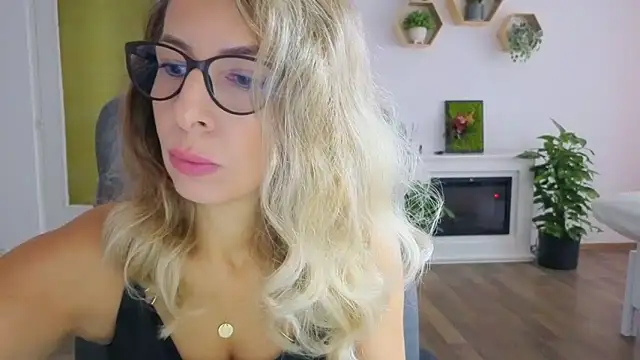 Snapshot of SukyGirl chatting on 10.28.25 SukyGirl online show from 10.28.25