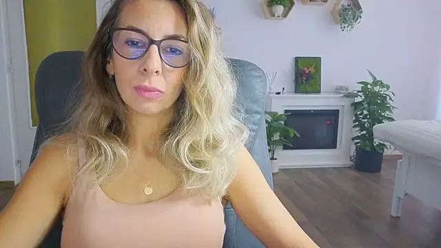 Snapshot of SukyGirl chatting on 10.31.25 SukyGirl online show from 10.31.25