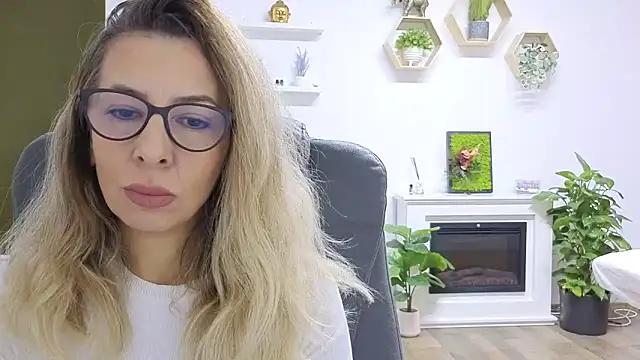 Snapshot of SukyGirl chatting on 11.11.25 SukyGirl online show from 11.11.25