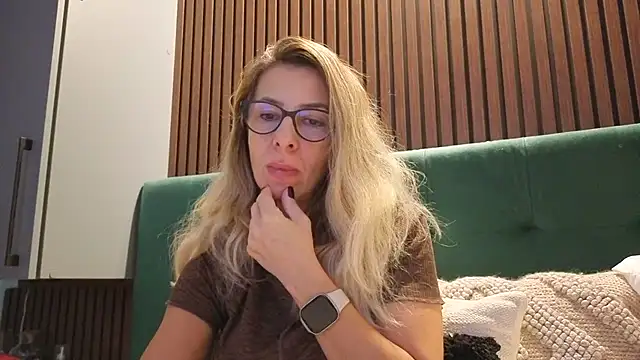 Snapshot of SukyGirl chatting on 11.12.25 SukyGirl online show from 11.12.25