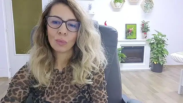 Snapshot of SukyGirl chatting on 11.17.25 SukyGirl online show from 11.17.25