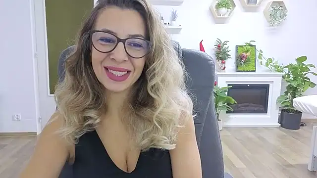 Snapshot of SukyGirl chatting on 11.25.25 SukyGirl online show from 11.25.25