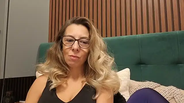 Snapshot of SukyGirl chatting on 11.26.25 SukyGirl online show from 11.26.25