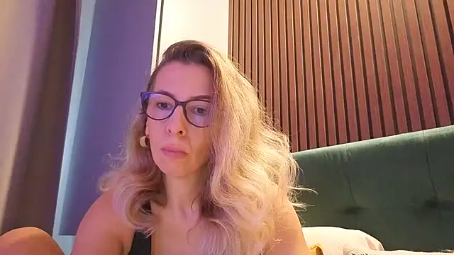 Snapshot of SukyGirl chatting on 11.27.25 SukyGirl online show from 11.27.25