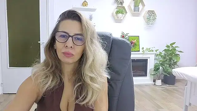 Snapshot of SukyGirl chatting on 11.29.25 SukyGirl online show from 11.29.25