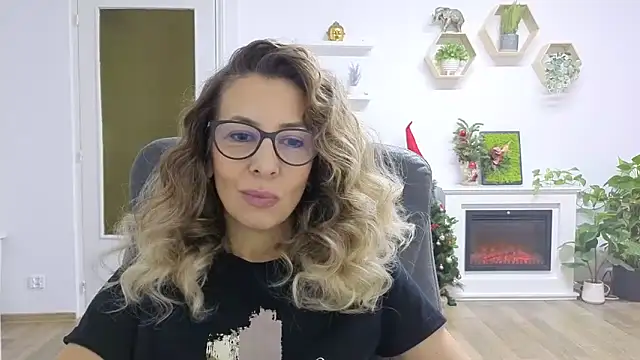 Snapshot of SukyGirl chatting on 12.02.25 SukyGirl online show from 12.02.25