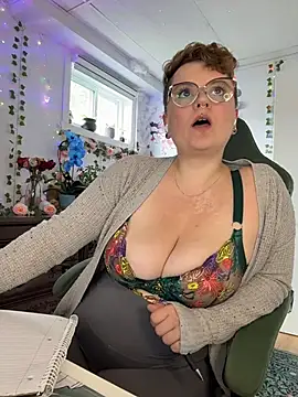 Snapshot of Sweetleeahxx chatting on 05.30.26 Sweetleeahxx online show from 05.30.26