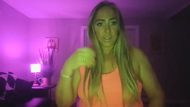 Snapshot of sunshinekisses chatting on 02.08.25 sunshinekisses online show from 02.08.25