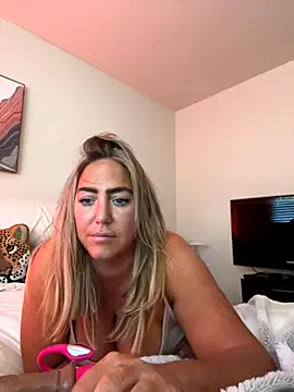 Snapshot of sunshinekisses chatting on 11.06.25 sunshinekisses online show from 11.06.25