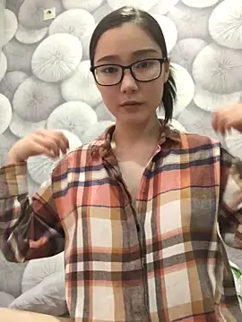 Snapshot of Milka23 chatting on 02.22.25 Milka23 online show from 02.22.25