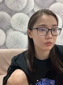 Snapshot of Milka23 chatting on 03.21.25 Milka23 online show from 03.21.25