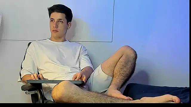 Snapshot of Adan_rivas_ chatting on 03.04.25 Adan rivas online show from 03.04.25