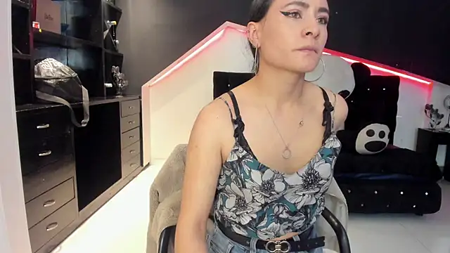 Coral Gibson online show from 09.11.25