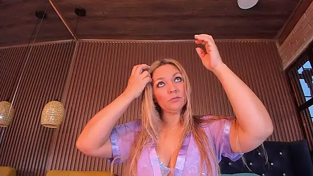 Snapshot of MalorySweet chatting on 02.11.25 MalorySweet online show from 02.11.25