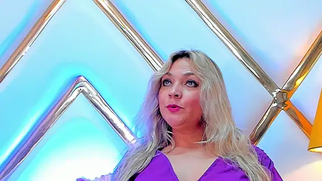 Snapshot of MalorySweet chatting on 02.22.25 MalorySweet online show from 02.22.25