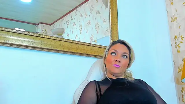 Snapshot of MalorySweet chatting on 09.18.25 MalorySweet online show from 09.18.25