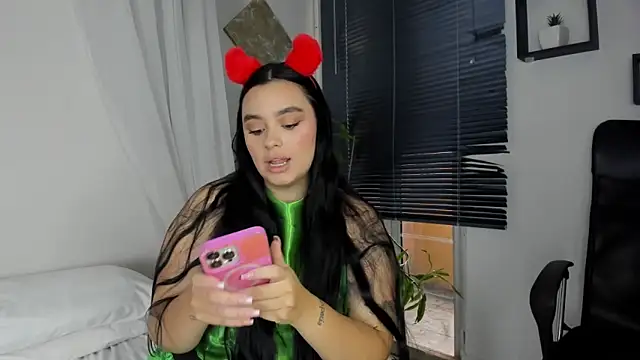 Snapshot of Cristal_Cutte chatting on 12.19.24 Cristal Cutte online show from 12.19.24