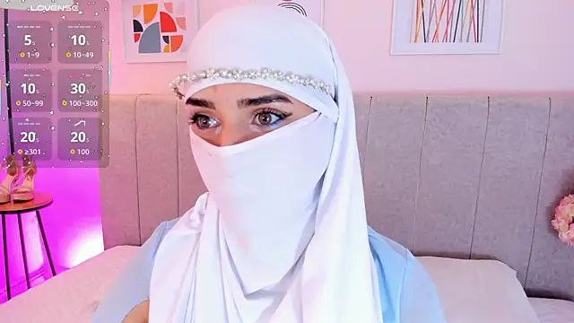 Snapshot of rawiya chatting on 09.15.25 rawiya online show from 09.15.25