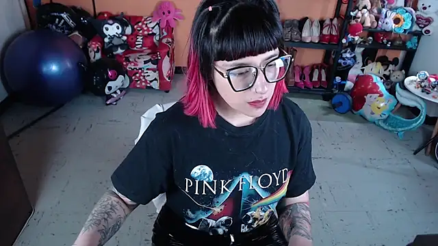 MissMiia2 online show from 10.29.25