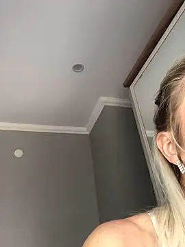 Diamond Bunny  online show from 03.14.25