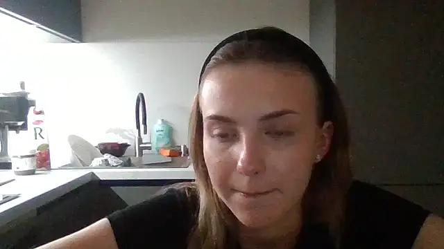 Snapshot of Sweety_Nika chatting on 10.15.25 Sweety Nika online show from 10.15.25