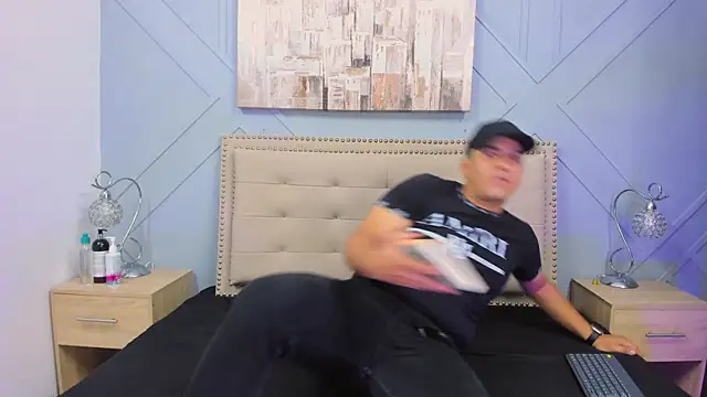 Snapshot of Vale_n_Matt chatting on 09.19.25 Vale n Matt online show from 09.19.25