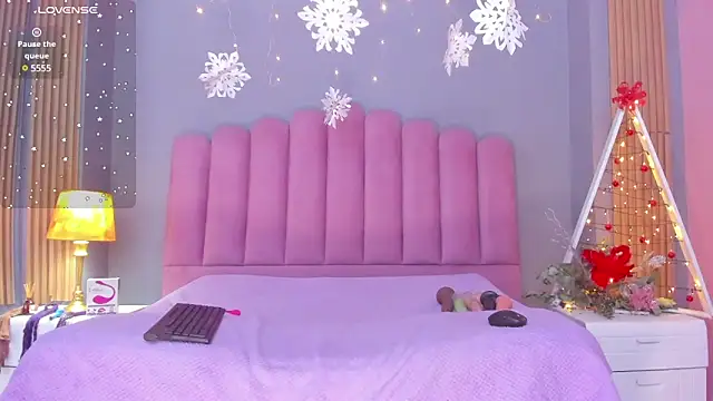 Snapshot of DevoniCollins chatting on 12.12.24 DevoniCollins online show from 12.12.24