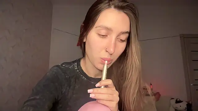 Snapshot of kikkymoore chatting on 10.12.25 kikkymoore online show from 10.12.25