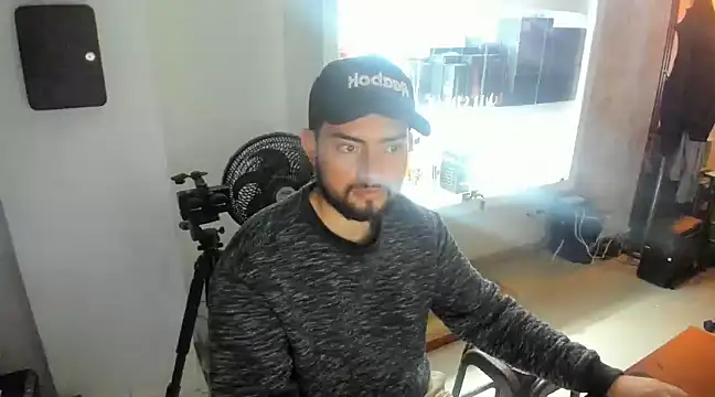 Snapshot of Leandro_GB chatting on 02.10.25 Leandro GB online show from 02.10.25