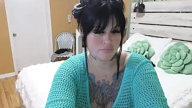 Snapshot of TexasTattooedHouseWife chatting on 05.22.26 TexasTattooedHouseWife online show from 05.22.26