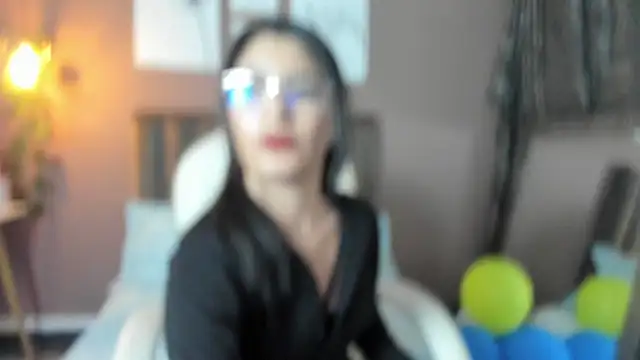 Snapshot of lunaalynch chatting on 12.18.24 lunaalynch online show from 12.18.24