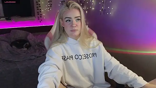 RedVelveten online show from 10.09.25