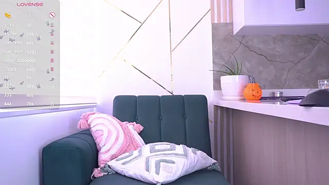 Snapshot of b3llaspringg chatting on 10.31.25 b3llaspringg online show from 10.31.25