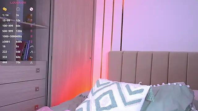 Snapshot of b3llaspringg chatting on 12.16.25 b3llaspringg online show from 12.16.25