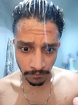 Snapshot of skinnyyyyyyyyy chatting on 12.18.25 skinnyyyyyyyyy online show from 12.18.25