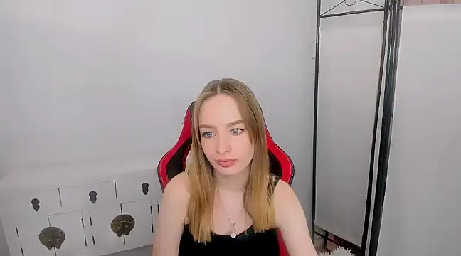 Snapshot of LilaGold chatting on 01.28.25 LilaGold online show from 01.28.25