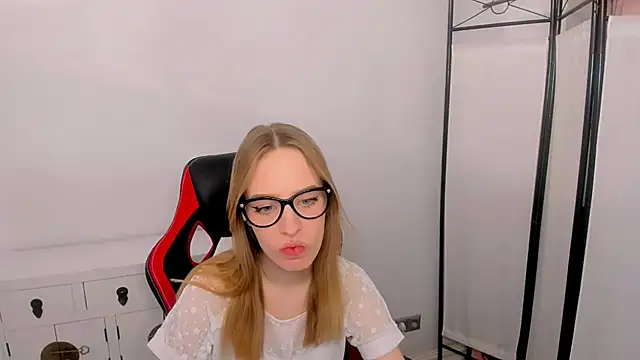 Snapshot of LilaGold chatting on 02.11.25 LilaGold online show from 02.11.25