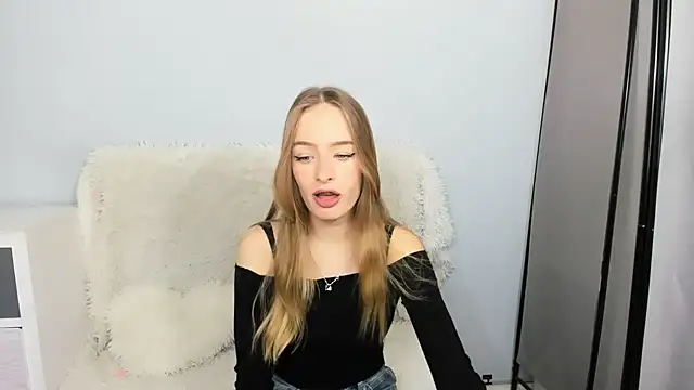 Snapshot of LilaGold chatting on 11.17.25 LilaGold online show from 11.17.25