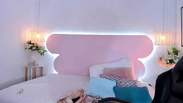 naomiii   online show from 10.01.25