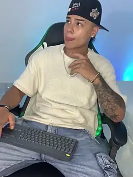 Snapshot of SantiagoReyesFtt chatting on 03.11.25 SantiagoReyesFtt online show from 03.11.25