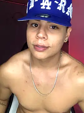 Snapshot of SantiagoReyesFtt chatting on 10.22.25 SantiagoReyesFtt online show from 10.22.25